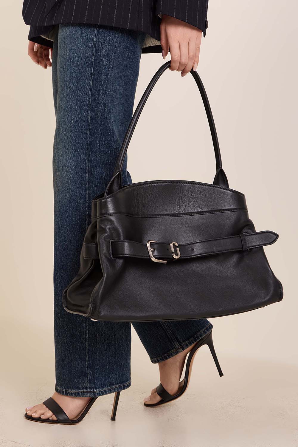 תמונת כל הלוק של תיק כתף דקוטה